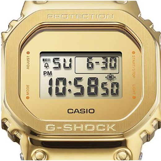 Reloj de hombre Casio cuadrado con correa transparente y caja dorada