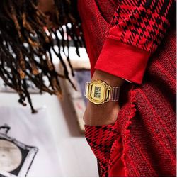 Reloj de hombre Casio cuadrado con correa transparente y caja dorada