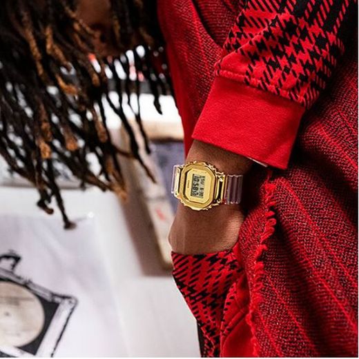 Reloj de hombre Casio cuadrado con correa transparente y caja dorada