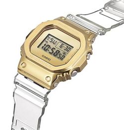 Reloj de hombre Casio cuadrado con correa transparente y caja dorada