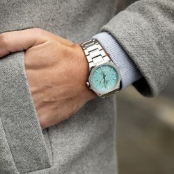 Casio Edifice Herrenuhr aus Stahl mit Tiffany Blue-Saphirglas