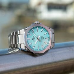 Casio Edifice Herrenuhr aus Stahl mit Tiffany Blue-Saphirglas