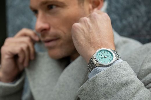 Casio Edifice Herrenuhr aus Stahl mit Tiffany Blue-Saphirglas