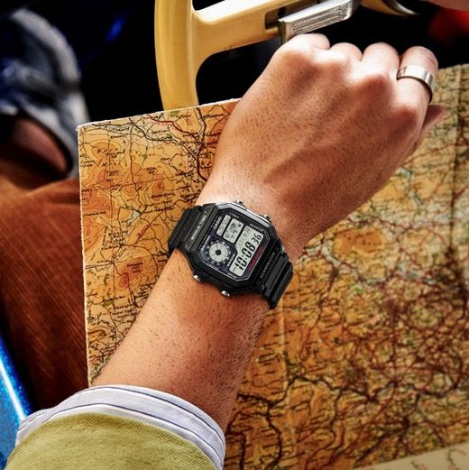 Montre numérique Casio AE-1200 avec affichage de l'heure mondiale et bracelet en nylon vert