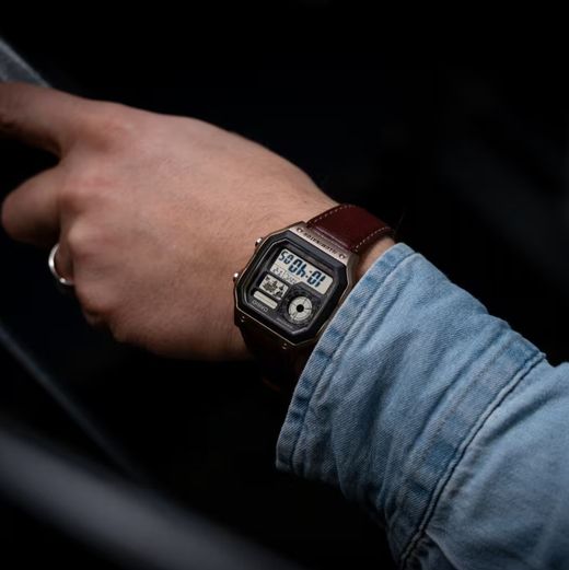 Reloj digital Casio con horario mundial AE-1200 con piel marrón