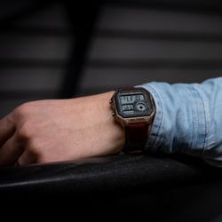 Reloj digital Casio con horario mundial AE-1200 con piel marrón