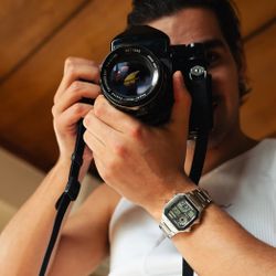 Montre numérique Casio avec heure universelle et bracelet en acier