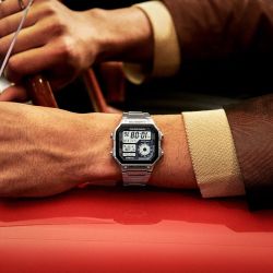 Montre numérique Casio avec heure universelle et bracelet en acier