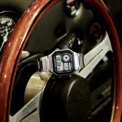 Montre numérique Casio avec heure universelle et bracelet en acier