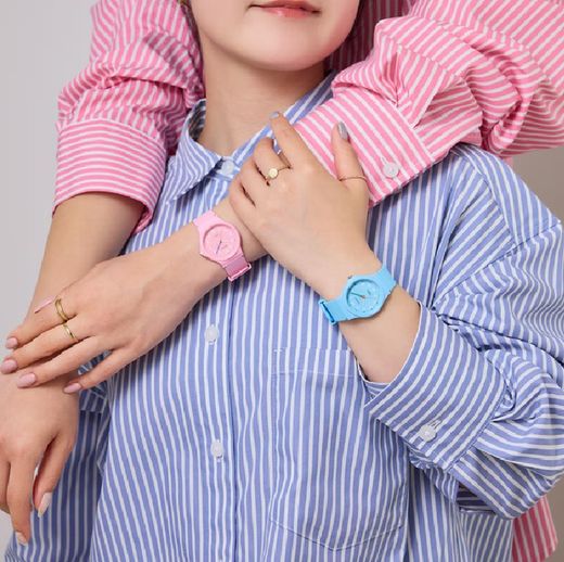 Reloj Casio LQ-24 color azul cielo con detalles verdes