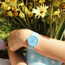 Reloj Casio LQ-24 color azul cielo con detalles verdes