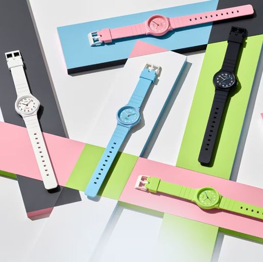 Reloj Casio LQ-24 color azul cielo con detalles verdes