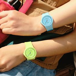 Reloj Casio LQ-24 color azul cielo con detalles verdes