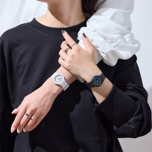 Reloj Casio LQ-24 color blanco con detalles rojos