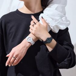 Reloj Casio LQ-24 color negro con detalles azules