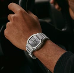 Reloj digital G-Shock resistentes a los golpes en color plateado metalizado