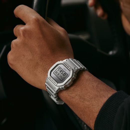 Reloj digital G-Shock resistentes a los golpes en color plateado metalizado