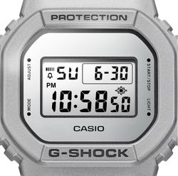 Reloj digital G-Shock resistentes a los golpes en color plateado metalizado