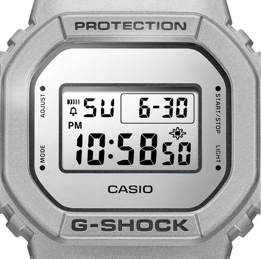 Reloj digital G-Shock resistentes a los golpes en color plateado metalizado