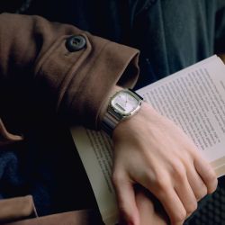 Casio Unisex-Analog-Digitaluhr AQ-240 mit grauem Zifferblatt