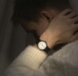 Casio MQ-24 Unisex-Armbanduhr, schwarzes und weißes Zifferblatt