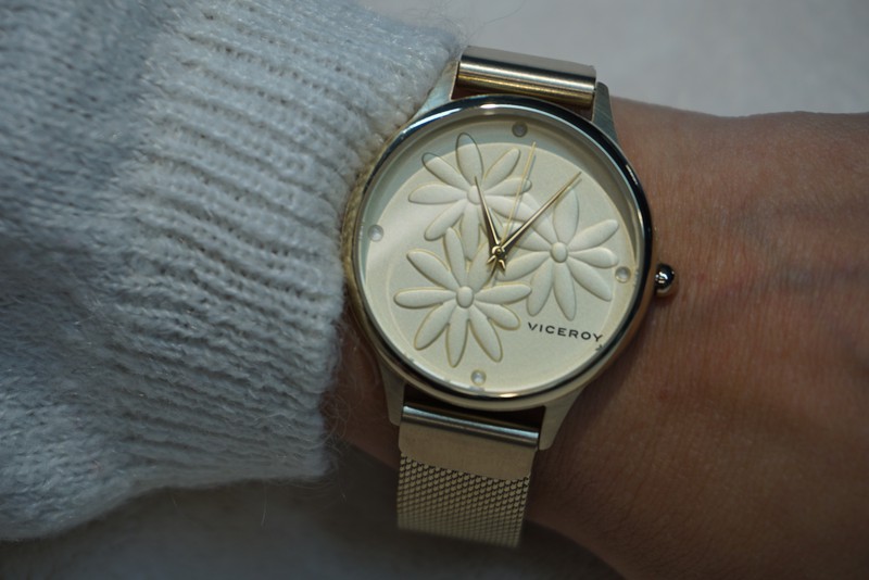 Reloj Casio Vintage redondo con esterilla dorada — Miralles