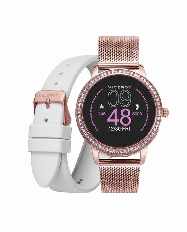 Reloj inteligente para mujer con una correa rosa sobre un fondo blanco.
